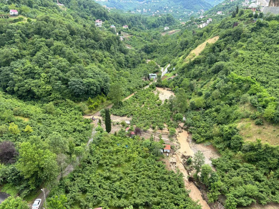 Sel suları Trabzon’u vurdu! Toklu deresi taştı, eski devlet sahil yolu Venedik’e döndü - Resim: 36